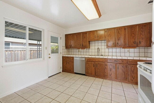 Building Photo - Cherry Chase Home