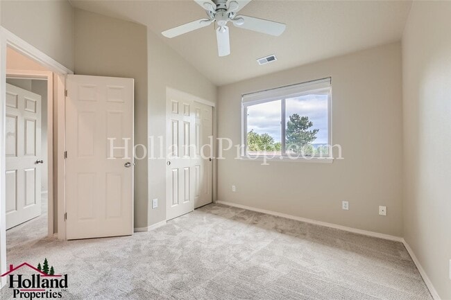 Building Photo - Spacious Townhome with A/C, Gas Fireplace & Water/Sewer Included!