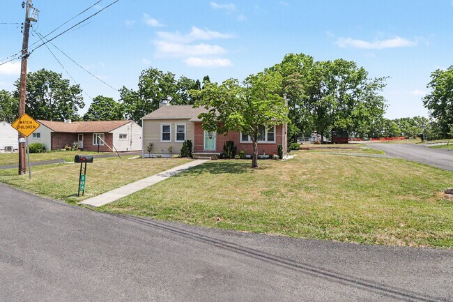 Building Photo - 105 Maple Dr