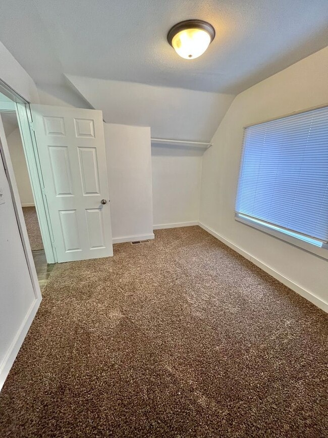 Building Photo - Affordable 3 Bed/1.5 Bath Near Downtown!