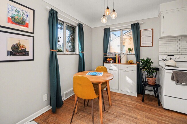 Building Photo - 924 Lutz Ave