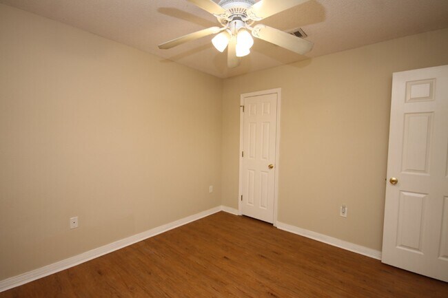 Building Photo - 3BR/2BA Home Near UWF – Wood-Look Flooring, Galley Kitchen, Pet Friendly!