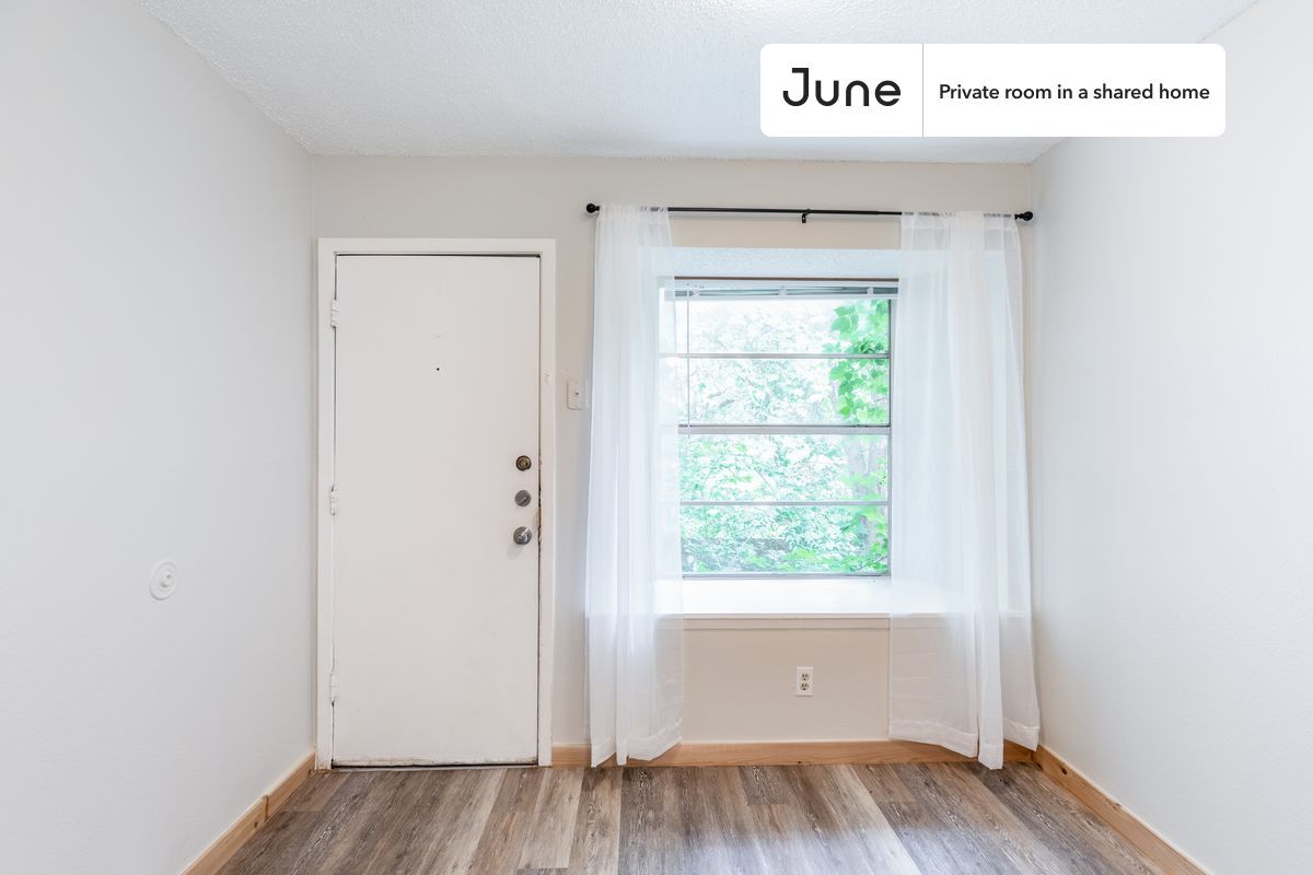 Building Photo - Room in Shared 3 bed/1.5 bath home