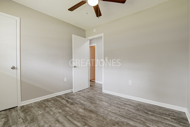 Building Photo - 968 Crestline Dr