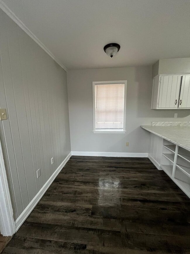 Building Photo - Picturesque Home Worth Checking Out