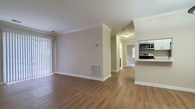 Building Photo - Beautifully Renovated 2 Bedroom, 2 Full Ba...