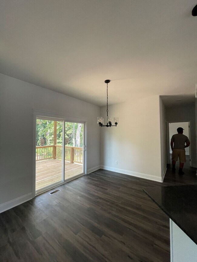 Building Photo - 6 bedroom/3 Baths + Bonus room!  Backs up ...