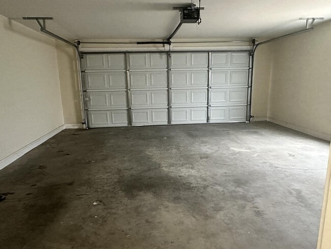 Building Photo - 916 Thunder Creek Dr