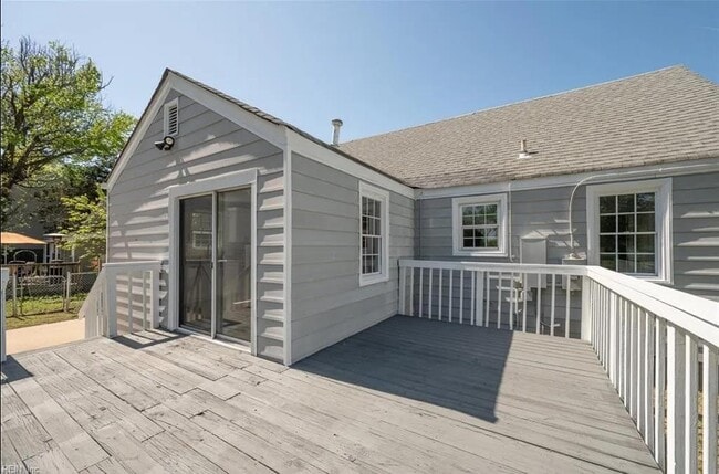 Building Photo - 4865 Hampshire Ave