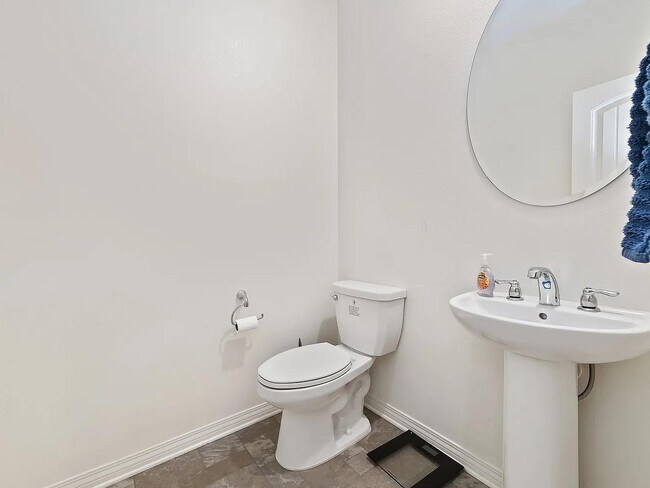 Building Photo - 15634 Clove Pl