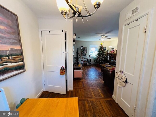 Building Photo - 909 S Irving St