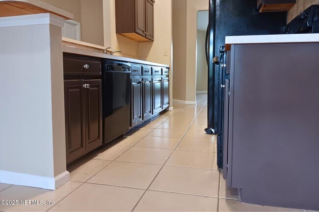 Building Photo - 2409 Cool Springs Dr S