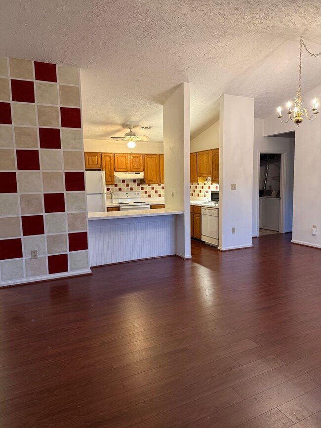 Building Photo - Spacious Two Bedroom Condo