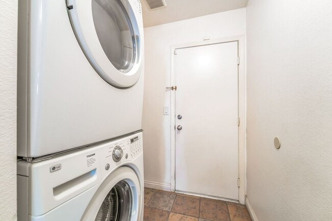 Building Photo - Spacious Single-Story Living with Oversized Lot and Dual Living Areas!