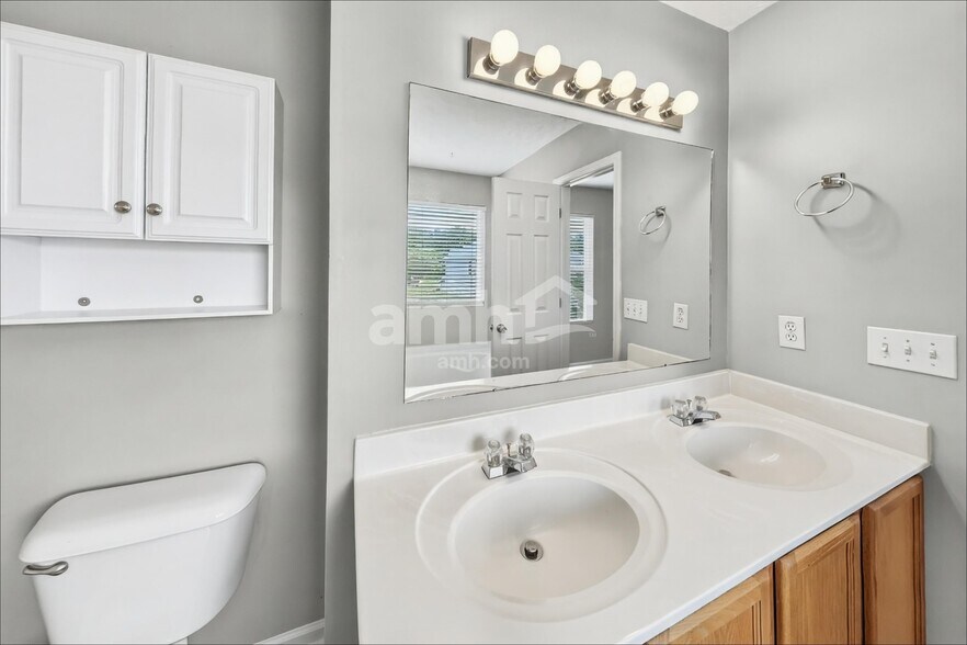 Building Photo - 1316 Roxbury Ct
