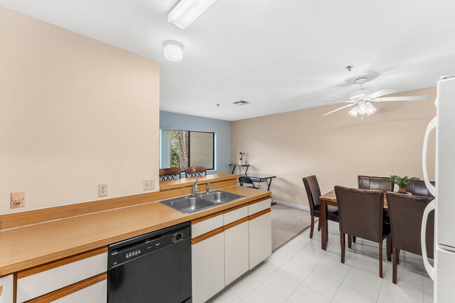 Building Photo - 7814 Shadowood Dr