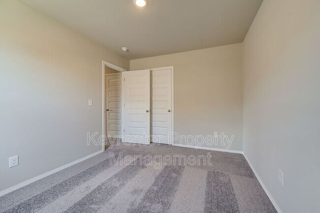 Building Photo - 755 Foxtail Dr