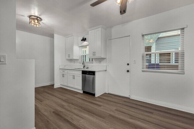 Building Photo - 2 bedroom - Incredible location!