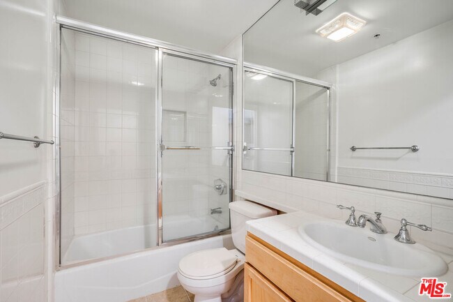 Building Photo - 3328 Oakhurst Ave