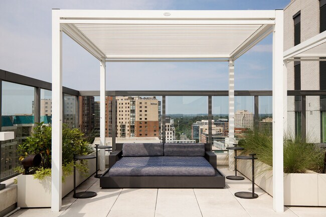 Building Photo - 4000 Fairfax Dr