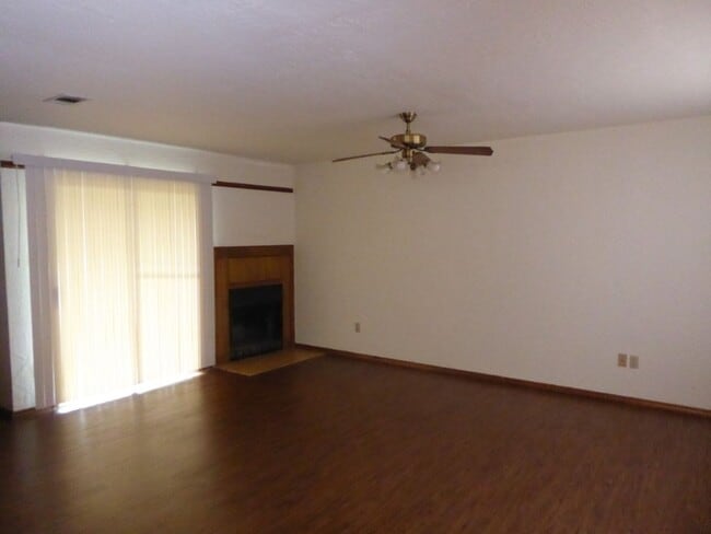 Building Photo - Great Town Home