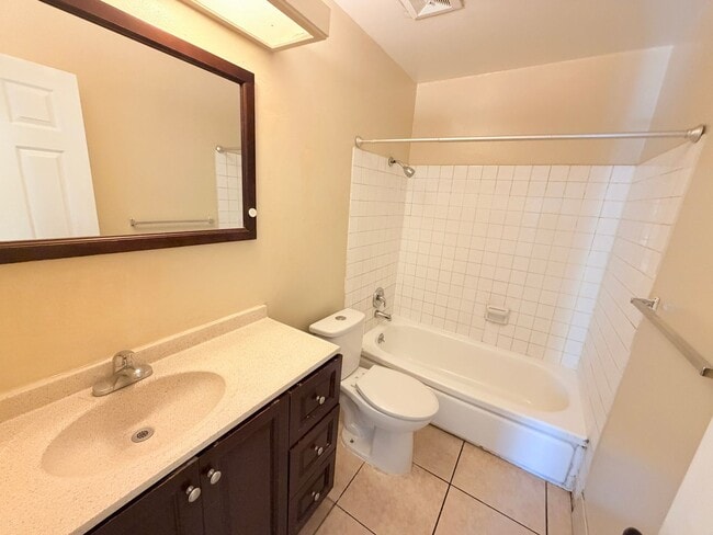 Building Photo - Comfortable 2BD/1BA with water&garbage Included in Santa Rosa