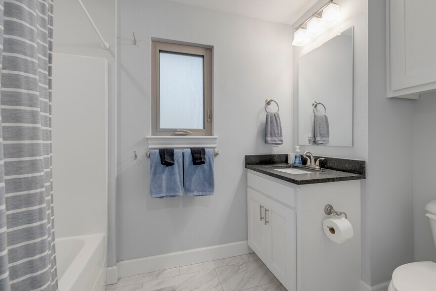 Building Photo - 618 W Poplar St