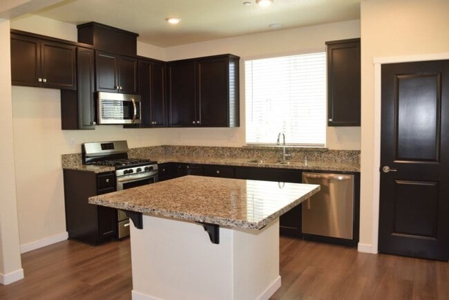 Building Photo - 3280 Chickadee Ct