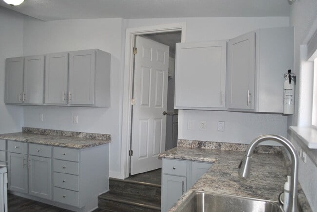 Building Photo - 202 1/2 Cedar