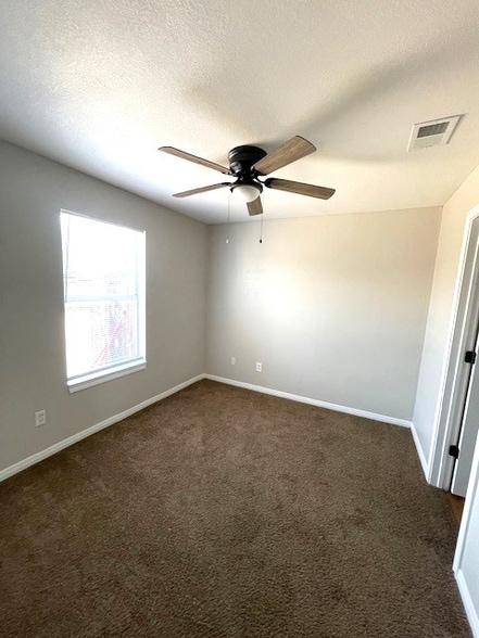 Building Photo - 2332 Breezy Dr