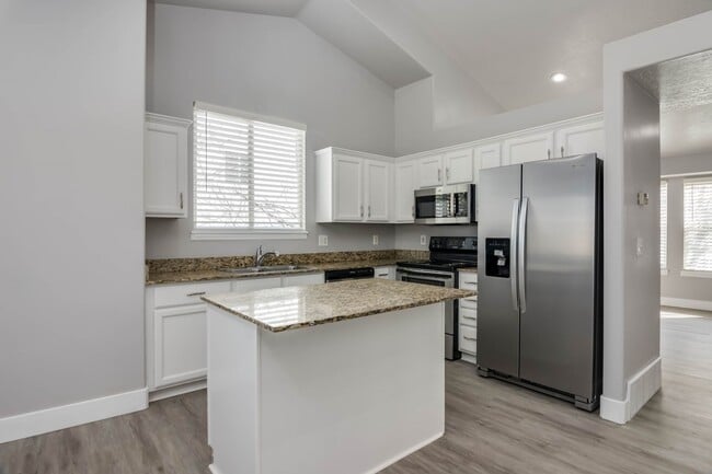 Building Photo - Gorgeous Four Bedroom Home, 2600 sq. ft., ...