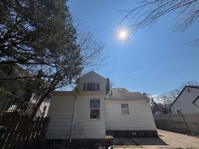 Building Photo - 1216 W Mt Hope Ave