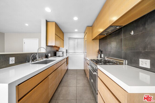 Building Photo - 1145 Larrabee St