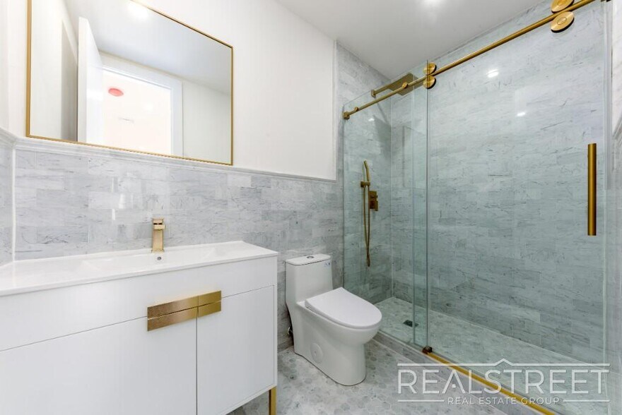Building Photo - Stunning 4 Bed 2 Bath in Clinton Hill with...