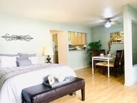 Building Photo - BEAUTIFUL CONDO! 2 MINUTE WALK TO CAMPUS! FREE RENT UNTIL MAY 1, 2026!!