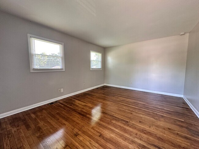 Building Photo - 170/172 Delmont Dr