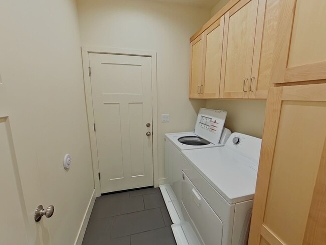 Building Photo - Newer Duplex Near Autzen Stadium - 3Bed/2Bath Home!