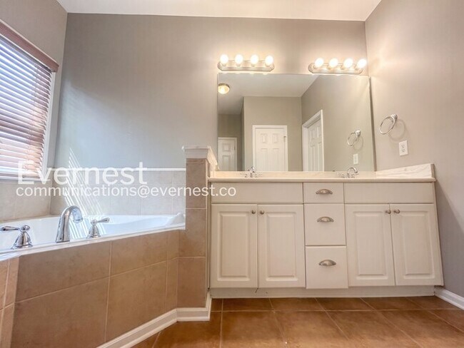 Building Photo - Limited Time Special Offer / 4 Bed, 4 Bath Home with Garage / Pet-Friendly / Vouchers Accepted / ...