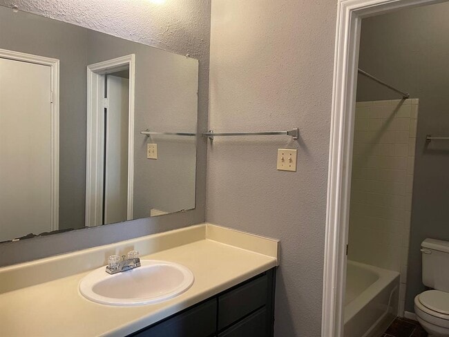 Building Photo - 2204 Millstone Dr