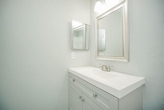 Building Photo - 7400 Bellerive Dr