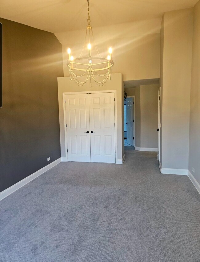 Building Photo - 755 Golf Ln