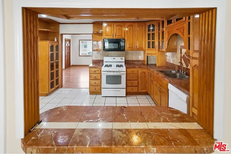 Building Photo - 430 E 184th St