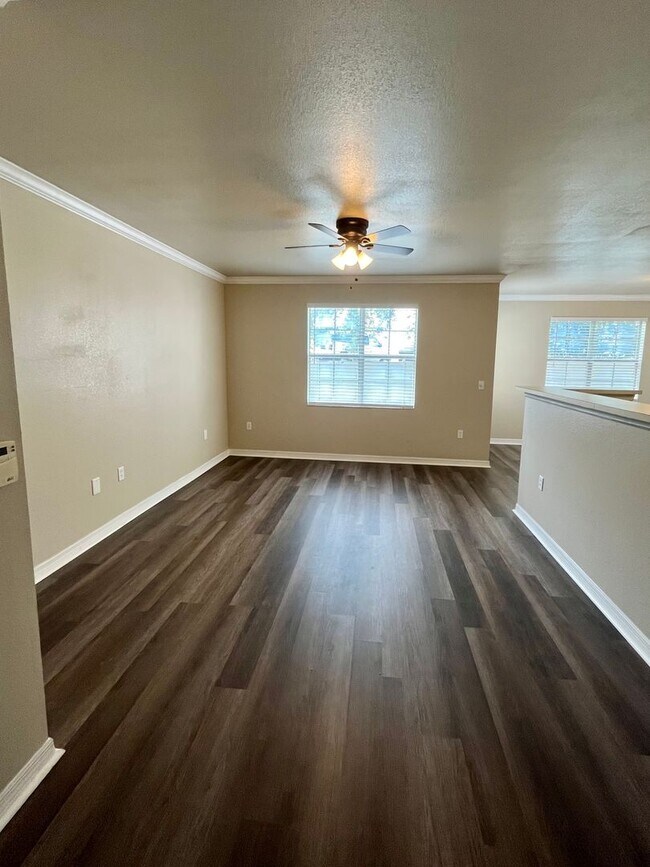 Building Photo - 3/2 unit becoming available June 1st for an annual lease