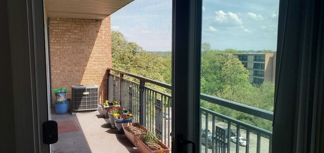 Building Photo - 5950 Oakwood Dr