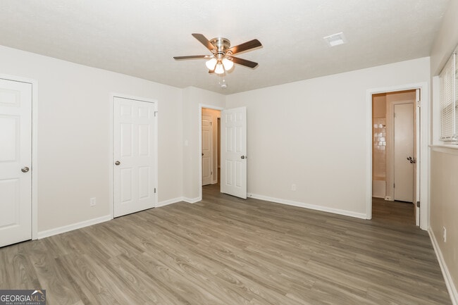 Building Photo - 9319 Forest Knoll Dr