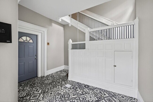 Building Photo - 812 7th St SE