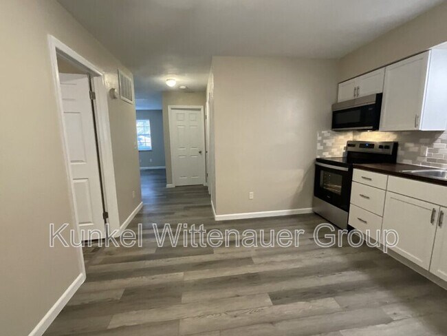 Building Photo - 10 Blackburn Manor