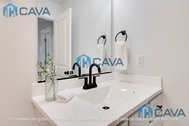 Building Photo - 1301 N 32nd St