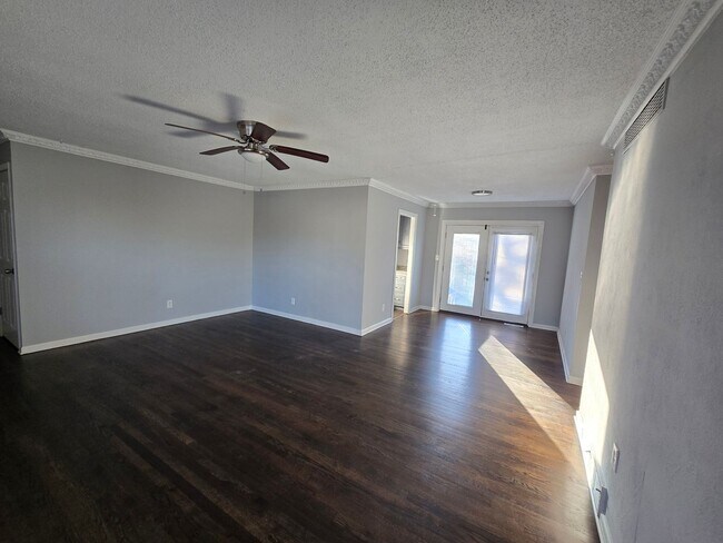 Building Photo - 3 Bedroom Ranch with large fenced in backyard