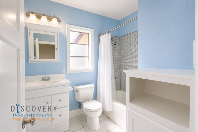 Building Photo - Charming Adams Point One Bedroom Condominium